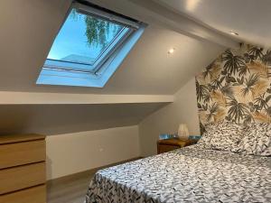 A bed or beds in a room at Duplex Cosy à Ezanville proche PARIS