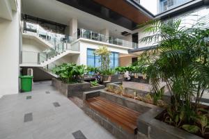 un patio en un edificio con un banco y plantas en RedLiving Apartemen Evenciio - Arutala Living en Pondokcina
