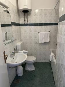 bagno con servizi igienici bianchi e lavandino di Longa Rooms a Šibenik