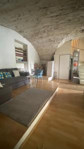 - un salon avec un canapé et une table dans l'établissement Maison village proche Cévennes, à Lèzan