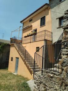 um edifício com uma escada ao lado em Casetta con camino per pellegrini e camminatori em Cantalice