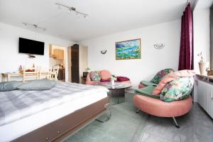 1 dormitorio con 1 cama, 2 sillas y mesa en Ferienpark Oberallgäu Haus 1, en Missen-Wilhams