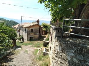 een oud huis aan de kant van een weg bij Casetta con camino per pellegrini e camminatori in Cantalice