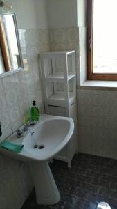 A bathroom at Casetta con camino per pellegrini e camminatori