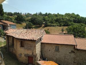 um grupo de casas com telhados vermelhos em Casetta con camino per pellegrini e camminatori em Cantalice