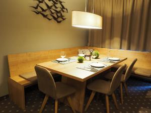 einen Esstisch mit Stühlen und einer Leuchte in der Unterkunft Haus Alpenglühen in Ehrwald