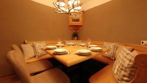 einen Esstisch mit Weingläsern und einem Kronleuchter in der Unterkunft Haus Alpenglühen in Ehrwald