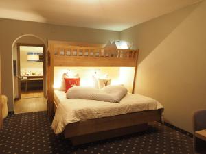 ein Schlafzimmer mit einem Etagenbett und einem Spiegel in der Unterkunft Haus Alpenglühen in Ehrwald