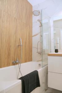 a bathroom with a shower and a tub and a sink at Komfortowy Apartament w Warszawie, Bemowo, Lazurowa, blisko Metra in Warsaw +33 photos