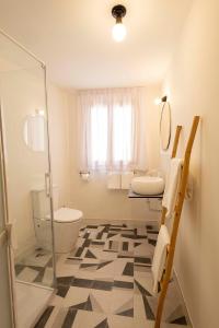 La salle de bains est pourvue de toilettes et d'une douche en verre. dans l'établissement Apartamentos Terramar, à Peñíscola