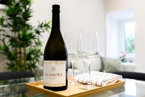 una botella de vino sentada en una mesa con dos copas en Simply Perfect Apartment - NDP Rent, en Roma
