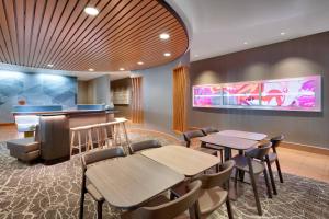 un restaurante con mesas y sillas y un bar en SpringHill Suites by Marriott Salt Lake City Draper, en Draper
