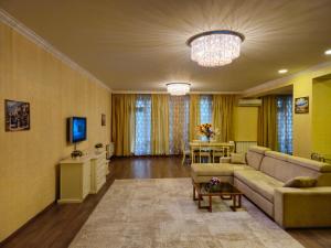 un soggiorno con divano e TV di ISR apart a Baku