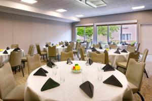 Restoran atau tempat lain untuk makan di SpringHill Suites by Marriott Salt Lake City Draper