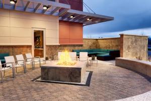 un patio con una hoguera frente a un edificio en SpringHill Suites by Marriott Salt Lake City Draper en Draper