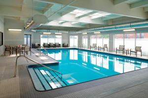 Swimmingpoolen hos eller tæt på Courtyard by Marriott Toronto Airport