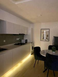 Executive 1-Bedroom Penthouse tesisinde mutfak veya mini mutfak