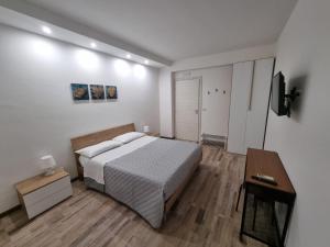 Dormitorio con cama, escritorio y TV en CIVICO 1, en Valguarnera Caropepe