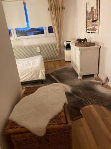 Schlafzimmer mit einem Bett, einem Tisch und einem Fenster in der Unterkunft Appartement jerry et joy in Wolfisheim