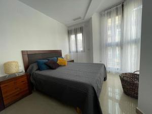 Un dormitorio con una cama, una cómoda y ventanas. en Piso Centro Elche junto Basílica, en Elche 15 fotos más