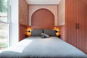 ロンドンにある1LSR - High-End Luxury 2 Bed Designer Apartmentの赤い壁のベッドルーム1室(大型ベッド1台付)