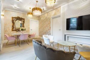 ロンドンにある1LSR - High-End Luxury 2 Bed Designer Apartmentのリビングルーム(テーブル、椅子、鏡付)