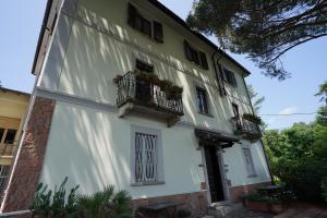 un edificio bianco con balcone e finestra di Villa Helma Lago Maggiore a Caravate