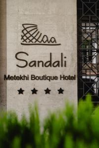 un cartello per l'hotel boutique Santa Ana Medical di Sandali Metekhi Boutique Hotel a Tbilisi City