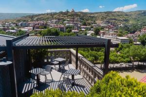 Un balcon sau o terasă la Sandali Metekhi Boutique Hotel