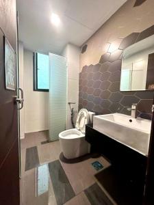 een badkamer met een toilet en een wastafel bij CatCity Homestay - Viva Jazz Suites 1 in Kuching