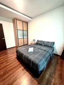 een slaapkamer met een groot bed in een kamer bij CatCity Homestay - Viva Jazz Suites 1 in Kuching