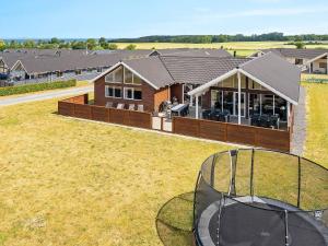 una vista aérea de una casa con una casa en Holiday home Bogense XLII, en Bogense