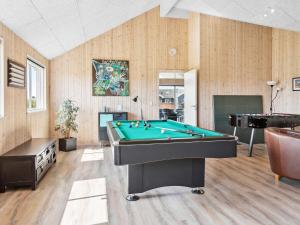 una sala de billar con una mesa de billar. en Holiday home Bogense XLII, en Bogense