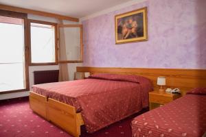 ein Hotelzimmer mit 2 Betten und einem Fenster in der Unterkunft Beohotel in San Lorenzo in Banale