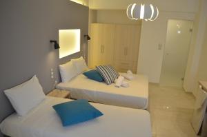 A bed or beds in a room at Ammos Apartments