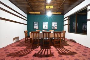 uma sala de jantar com mesa e cadeiras em LOKAL Rooms x Skardu (Mountain View) em Skardu