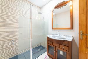łazienka z umywalką i prysznicem w obiekcie Casa Rural La Buganvilla w mieście Níjar