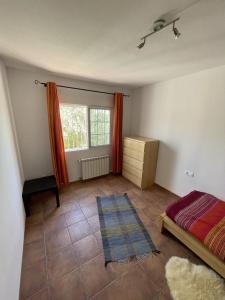 1 dormitorio con cama y ventana en Villa Buena Vista en San Vicente del Raspeig