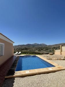 una piscina en un patio junto a una casa en Villa Buena Vista en San Vicente del Raspeig