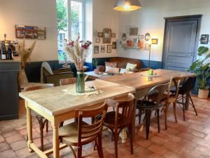 Le Logis des Mariniers في Chalonnes-sur-Loire: غرفة طعام مع طاولة وكراسي خشبية