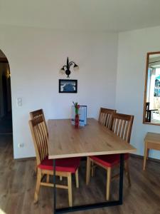 Televízia a/alebo spoločenská miestnosť v ubytovaní Appartementhaus Chalet Alpina