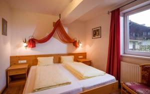 Posteľ alebo postele v izbe v ubytovaní Appartementhaus Chalet Alpina