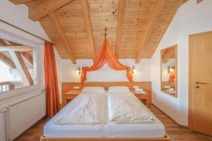 Posteľ alebo postele v izbe v ubytovaní Appartementhaus Chalet Alpina