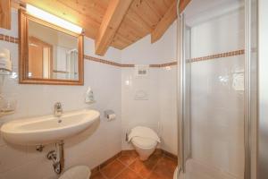 Kúpeľňa v ubytovaní Appartementhaus Chalet Alpina