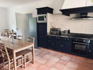 Kuchyň nebo kuchyňský kout v ubytování Sweethome – La Jacqueminière