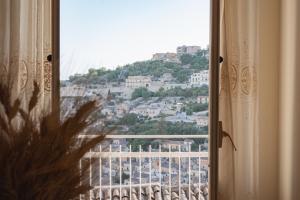 uma vista da cidade a partir de uma janela em Il Girasole em Modica