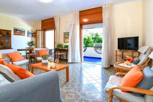 Villa Li Campi في ماسا لوبرينس: غرفة معيشة مع أريكة وتلفزيون