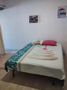 Tempat tidur dalam kamar di Maison village proche Cévennes