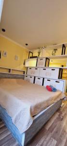 1 dormitorio con 1 cama grande en una habitación en relax, en Samtredia