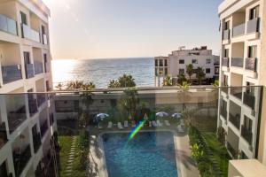 balcone con vista sull'oceano. di Sea View Flat w Pool 1 min to Beach in Kusadasi a Kusadası